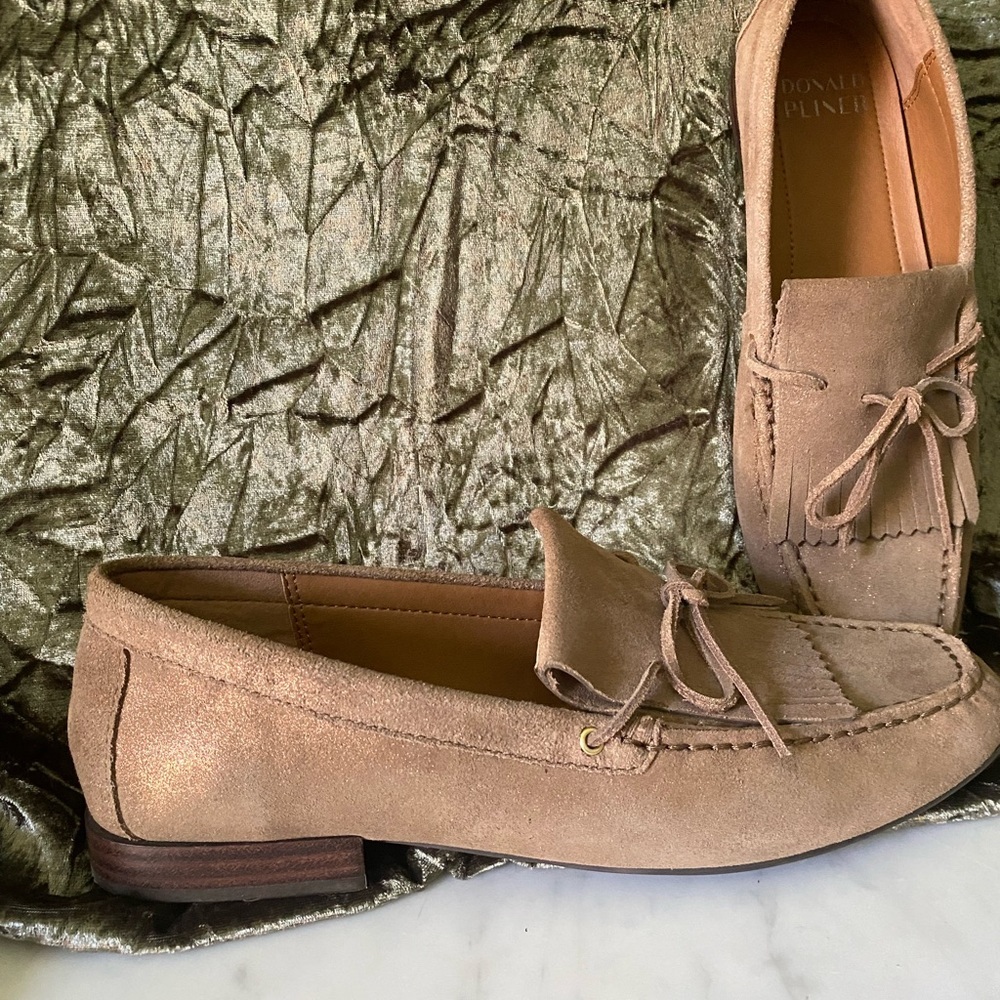 Donald Pliner women’s shoes neutral‎ tan with a lite copper sheen Size 8.5
